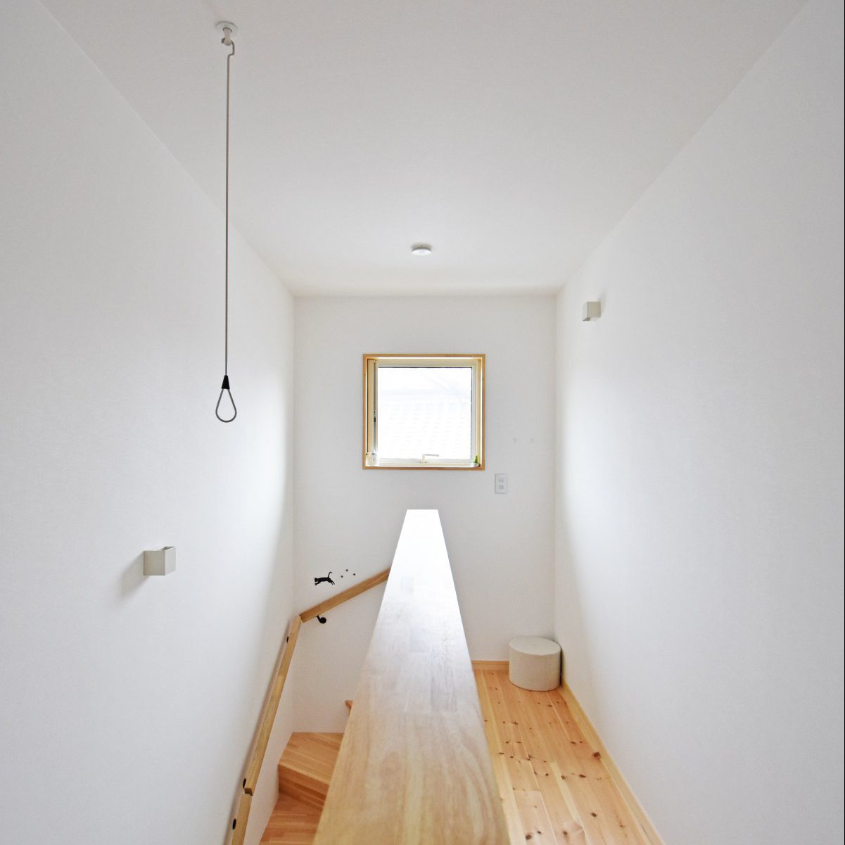 階段にあるスペースを活かして室内干ができるように、家事の効率も考えた。
